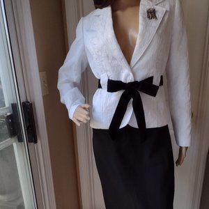 Very textural white cotton jacket with long sleeves. Size 4